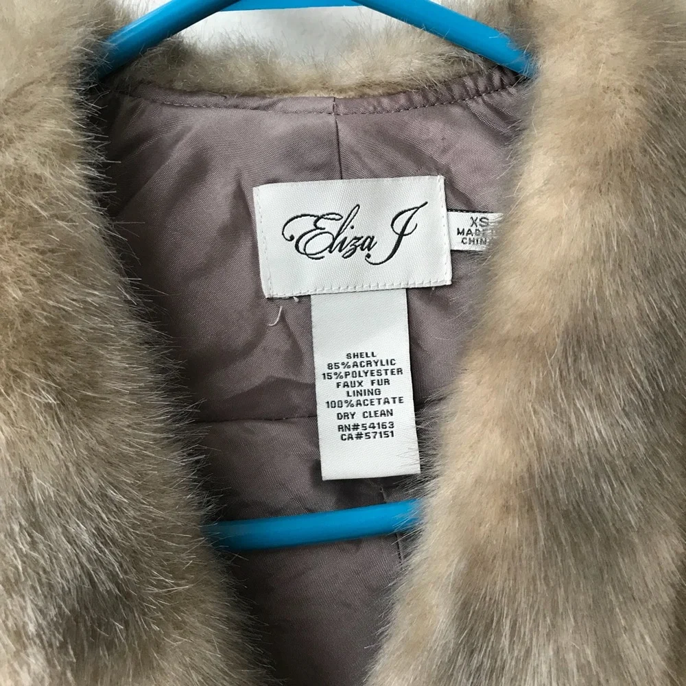 NWOT Eliza J Faux Fur Capelet - Picture 7 of 7